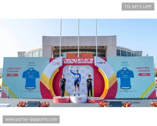 终点前1公里爆胎，车手扛车奔跑完赛获观众起立鼓掌